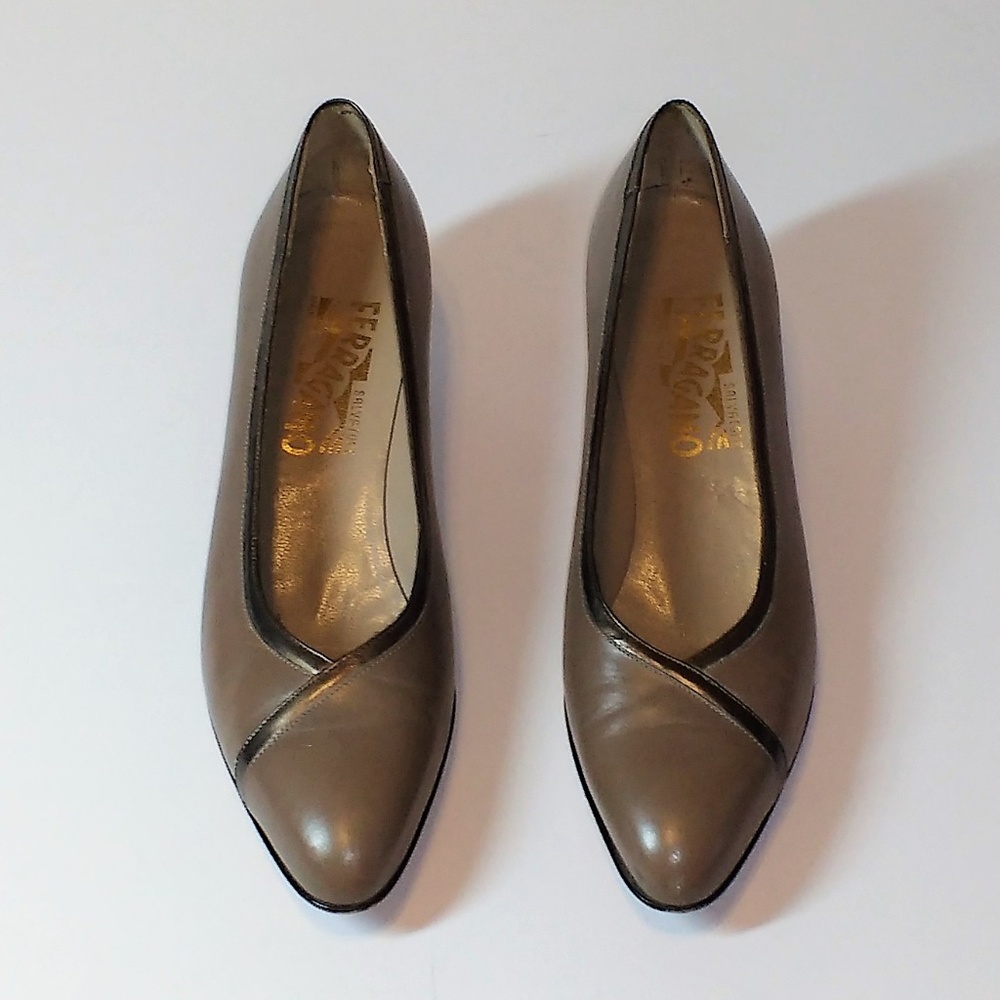 *VINTAGE Salvatore Ferragamo taupe leather pumps Italy 7.5